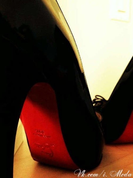 Знаменитая красная подошва туфель CL