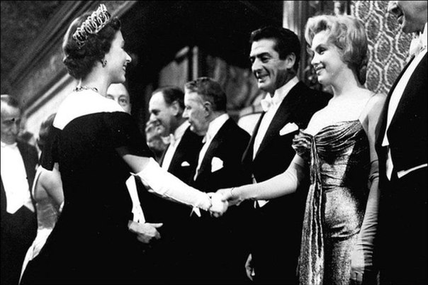 Увидеть больше историй в моментах!
  
    
      
    
    
      Больше, чем фото 
      6 фев 2013 в 12:55
    
  
Королева Елизавета обменивается рукопожатием с Мерилин Монро на премьере фильма "Битва у Ла-Платы".