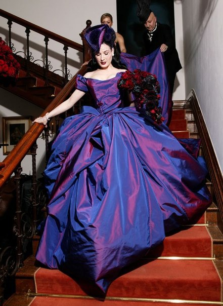 Dita Von Teese в шикарном платье от Vivienne Westwood