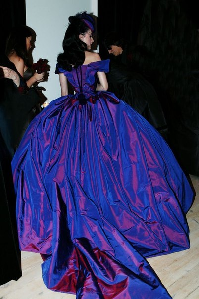 Dita Von Teese в шикарном платье от Vivienne Westwood