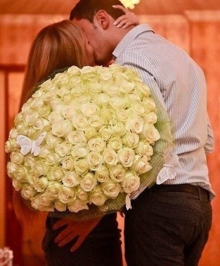 Один из замечательных моментов в жизни - это когда человек которого ты любишь, приезжает не сообщая с большим букетом роз.