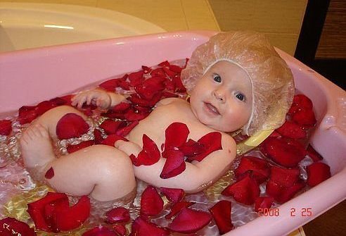 Вот так должна принимать ванну настоящая леди ;)
