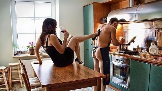 Место женщины на кухне... Где она сидит в удобном кресле, задрав ноги, пьет вино и смотрит, как муж готовит ужин.