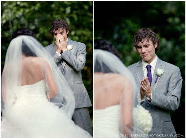 Женихи впервые видят своих невест в свадебных платьях)