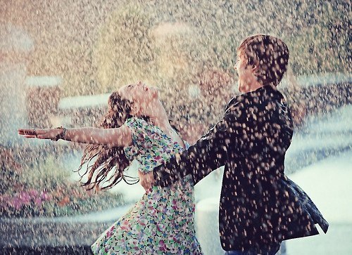 Смысл жизни не в том, чтобы ждать, когда закончится гроза, а в том, чтобы учиться танцевать под дождем.