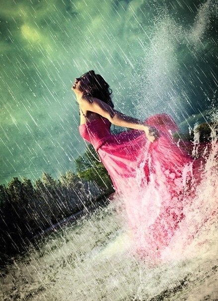 Смысл жизни не в том, чтобы ждать, когда закончится гроза, а в том, чтобы учиться танцевать под дождем.