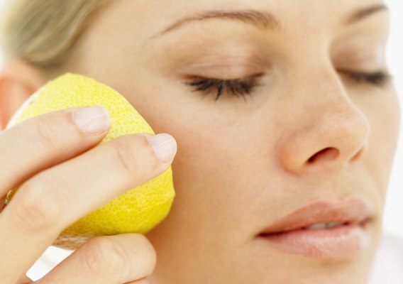 Сок лимона великолепно отбеливает жирную кожу, стягивает ее расширенные поры. Возьмите ломтик лимона и хорошо протрите им лицо, особенно те места, где находятся увеличенные поры: нос, подбородок, середину лба. Подождав 5–7 минут, смойте остатки сока прохладной водой и нанесите на лицо тонкий слой питательного крема.