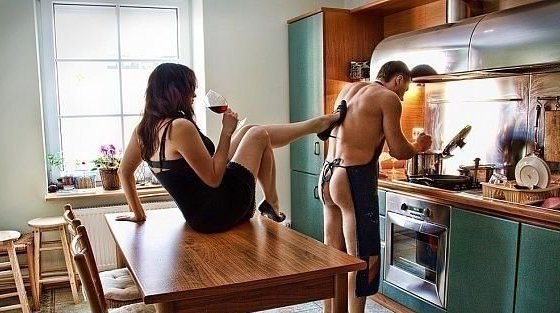 Место женщины на кухне... Где она сидит в удобном кресле, задрав ноги, пьет вино и смотрит, как муж готовит ужин.