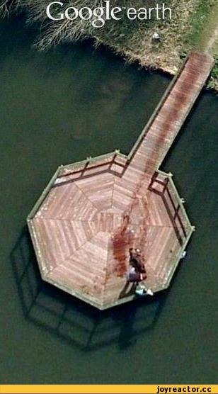 А Вы знали, что если ввести в Google Earth координаты 52.376552, 5.198303, и увеличить, то можно увидеть как мужчина тащит труп к озеру?