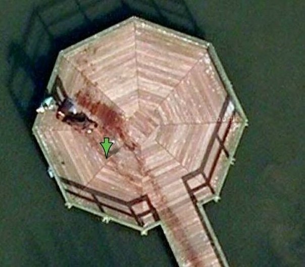 А Вы знали, что если ввести в Google Earth координаты 52.376552, 5.198303, и увеличить, то можно увидеть как мужчина тащит труп к озеру?