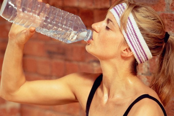 Почему , когда сидишь на диете нужно пить много воды?