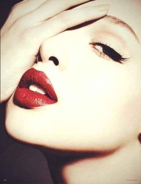 Красные губы всегда в моде :)