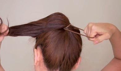 1. Чтобы добиться такого образа, вам сперва необходимо завить волосы щипцами.