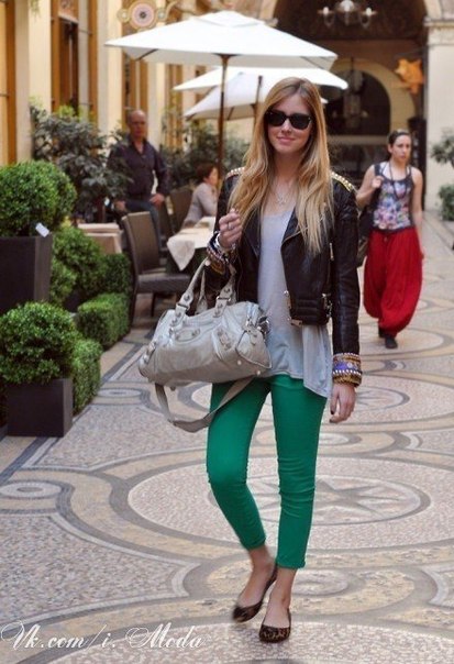 Как и с чем носить зеленые джинсы