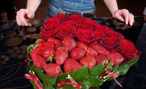 Романтический подарок для любимой -  сердце из роз и клубники