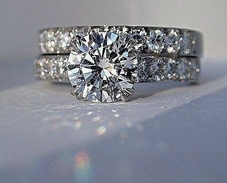 И все таки самое красивое украшение это обручальное кольцо.