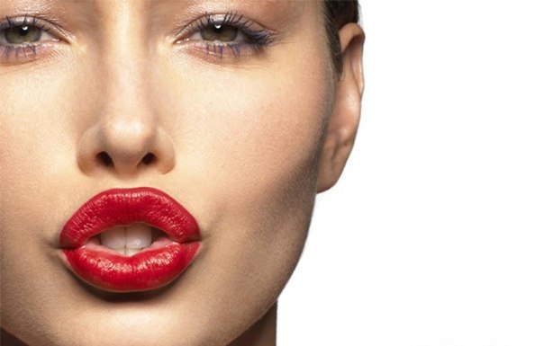 8 секретов стойкого макияжа губ