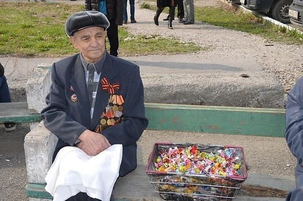 Дедушка на 9 мая раздавал детям конфеты! Больше чем фото.