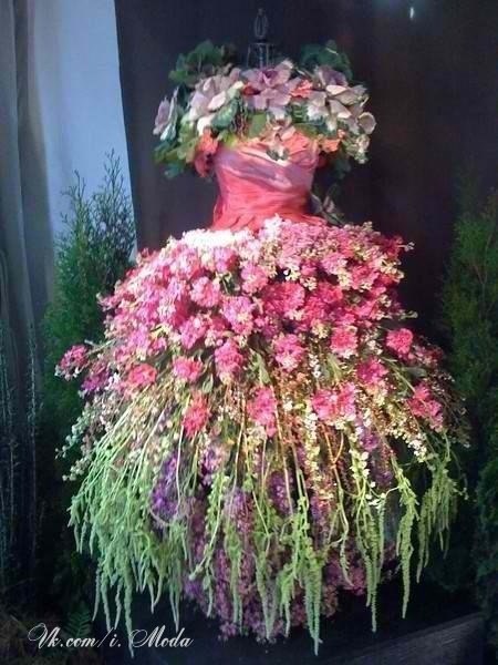 Платье из живых цветов