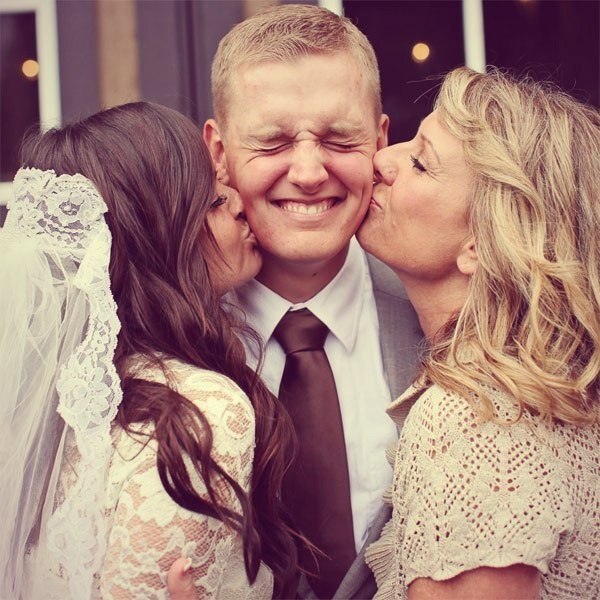 Сладкая фотография жениха с его двумя любимыми дамами - его невеста и его мама!