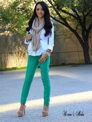Как и с чем носить зеленые джинсы