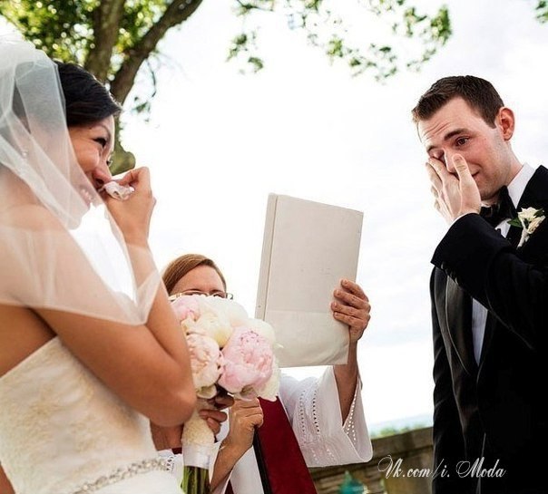 Женихи видят свою избранницу в свадебном платье первый раз.