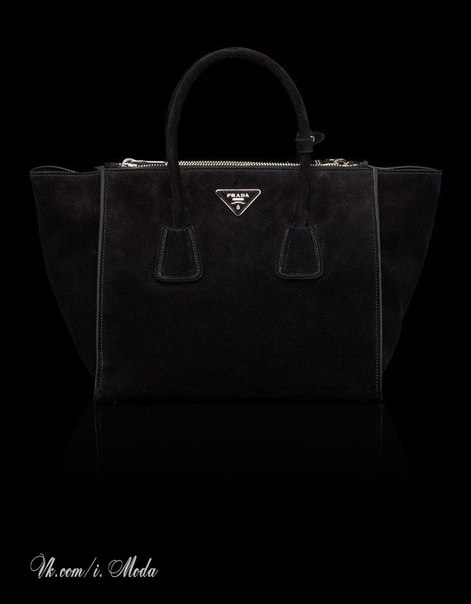 Этим летом итальянский Дом Prada выпустил новую сумку: простую, вместительную и очень удобную. Минималистичный дизайн и оптимальный размер делают ее уместной в любой жизненной ситуации, а многообразие цветов и материалов позволяет при видимой простоте выбрать именно свою сумку.
