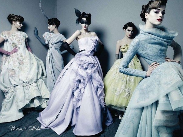 Высокая мода (франц. Haute Couture, от-кутюр) –  высочайшее мастерство швейного искусства, эксклюзивные модели, производимые самыми знаменитыми дизайнерами и Модными домами.