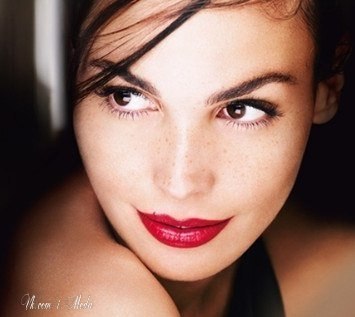 Хотите верьте, хотите нет, но английский косметолог Сэлли Нортон считает, что КАЖДАЯ женщина может пользоваться красной губной помадой! Главное здесь - подобрать правильный оттенок, соответствующий вашему типу.