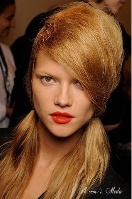 Хотите верьте, хотите нет, но английский косметолог Сэлли Нортон считает, что КАЖДАЯ женщина может пользоваться красной губной помадой! Главное здесь - подобрать правильный оттенок, соответствующий вашему типу.
