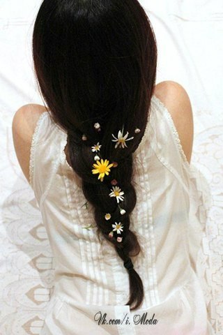 Тренд  лета: цветы в волосах