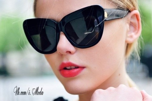 Стильные солнечные очки являются не только защитой от солнечных лучей, но и аксессуаром, который отлично подчеркнет ваш образ, сделав его более выразительным.