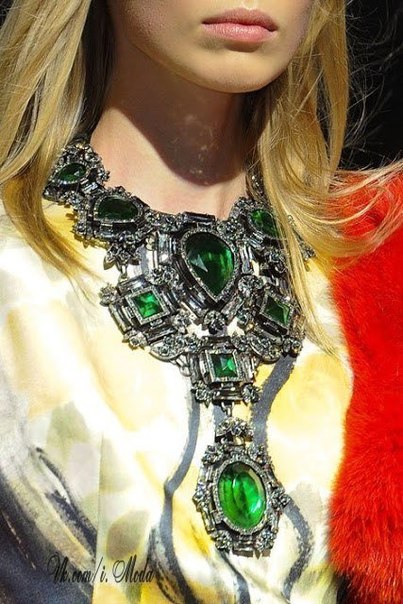 Модный тренд: массивное ожерелье.