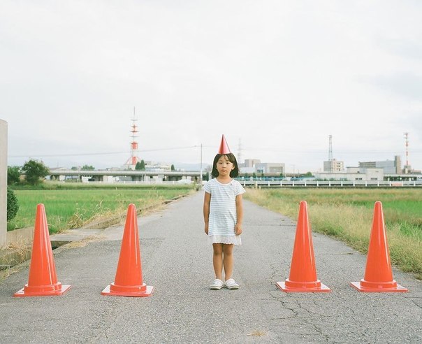 Как только фотограф становится папой, особенно папой прелестной дочурки, ему больше не нужно искать моделей для фотосессий! Это вновь доказал японский фотограф Тоёкацу Нагано, создавший потрясающий фотоальбом со снимками своей 4-летней дочери Канны.