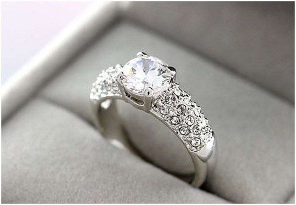 Обручальное кольцо надевают на безымянный палец правой руки, потому что это единственный палец, в котором есть вена, ведущая прямо в сердце
