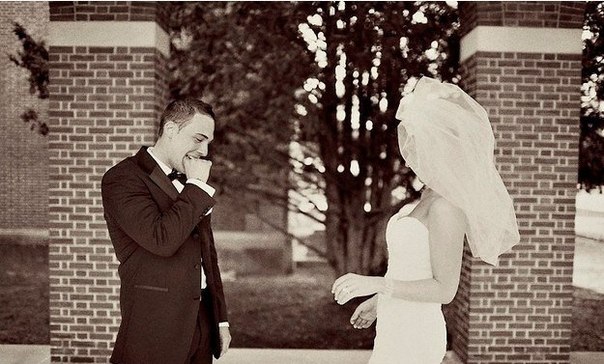 Жених видит свою избранницу в свадебном платье первый раз.
