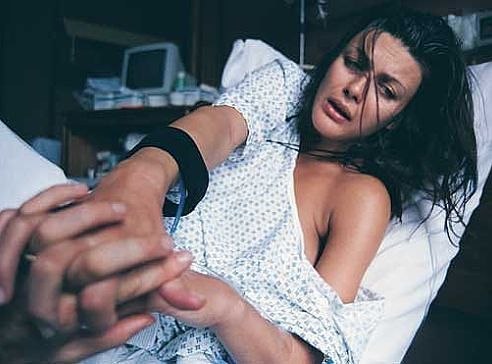 Организм человека способен выдержать только до 45 del (единица измерения боли). Во время родов женщина чувствует боль до 57 del. Это похоже на двадцать переломов костей полученных одновременно. Цените тех, кто вам подарил ребёнка 