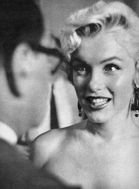 « Я эгоистичная, нетерпеливая и немного неуверенная в себе. Я делаю ошибки, выхожу из под контроля и порой со мной трудно справиться. Но если вы не можете общаться со мной, когда я в плохом настроении, то не заслуживаете меня в хорошем ». 